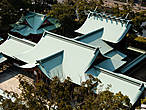 Крыши святилища Фукиагэ, расположенного на территории замка. В этом синтоистском храме, позаимствовавшем одно из старых названий замка Имабари, помимо приносящих всяческую удачу богов почитают дух Тодо Такаторы.