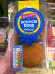 Яйца по-шотладски: целые вареные яйца в сочном фарше под хрустящей корочкой.