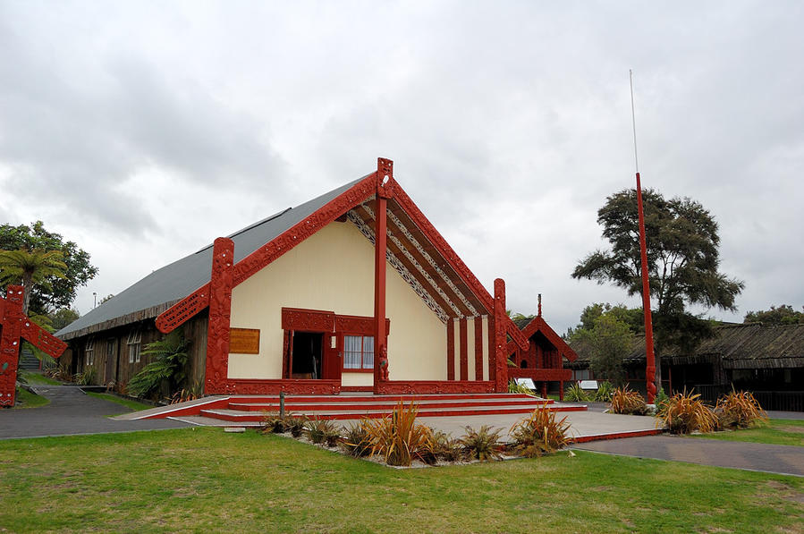 Традиционный дом собраний маори (meeting house) Роторуа, Новая Зеландия