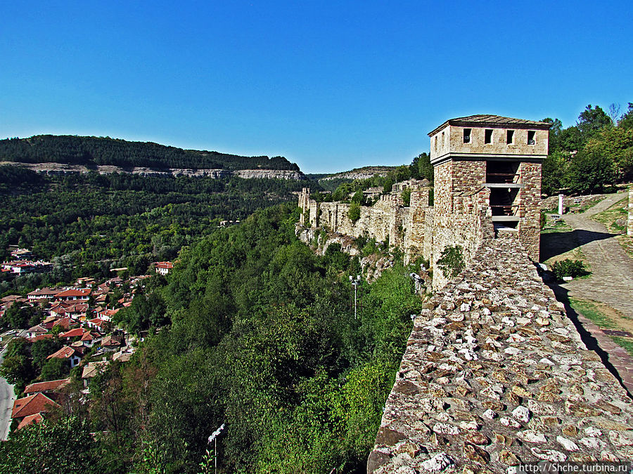 слева стена и город Великое Тырново, Болгария