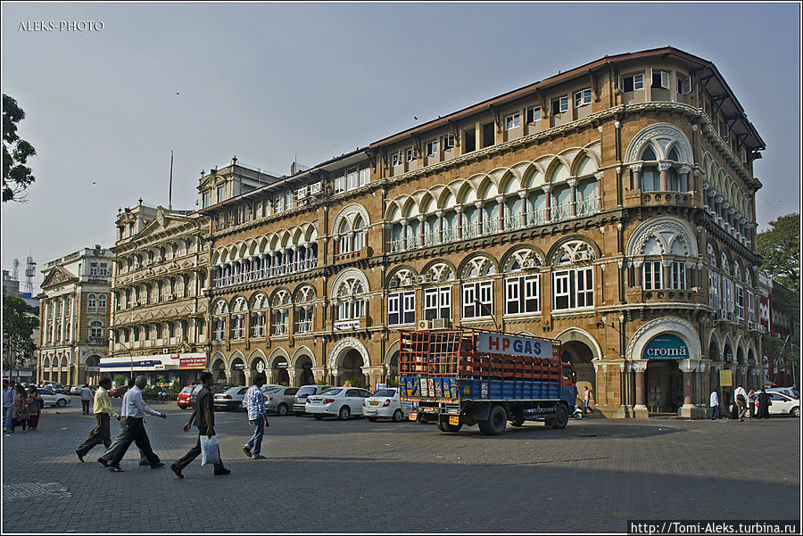 Цивилизованная часть Бомбея — с красивыми зданиями и множеством учреждений — визитная карточка города, здесь всегда много туристов...
Продолжение Цивилизованная часть Бомбея — с красивыми зданиями и множеством учреждений — визитная карточка города, здесь всегда много туристов...
Продолжение