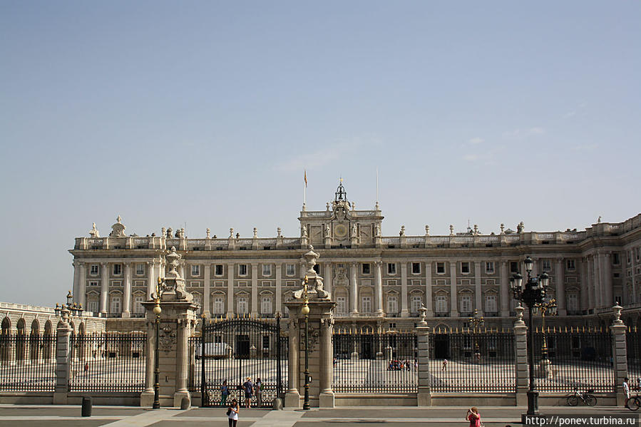 Королевский дворец (Palacio Real), где располагается официальная резиденция испанских монархов, но нынешний король Испании там постоянно не проживает, а использует его лишь для различного рода мероприятий. Мадрид, Испания