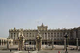 Королевский дворец (Palacio Real), где располагается официальная резиденция испанских монархов, но нынешний король Испании там постоянно не проживает, а использует его лишь для различного рода мероприятий.