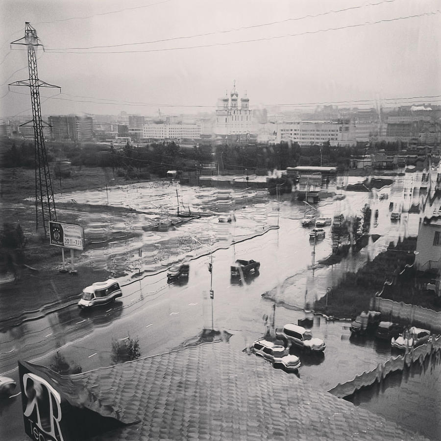 Дожди шли в Магадане несколько дней... Город с холодным муссонным климатом погружался в атмосферу, прекрасно описанную в романе Лед Бомбея... Магадан, Россия