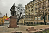 Памятник Николаю Второму поставлен недавно. Сербия чтит нашего царя.