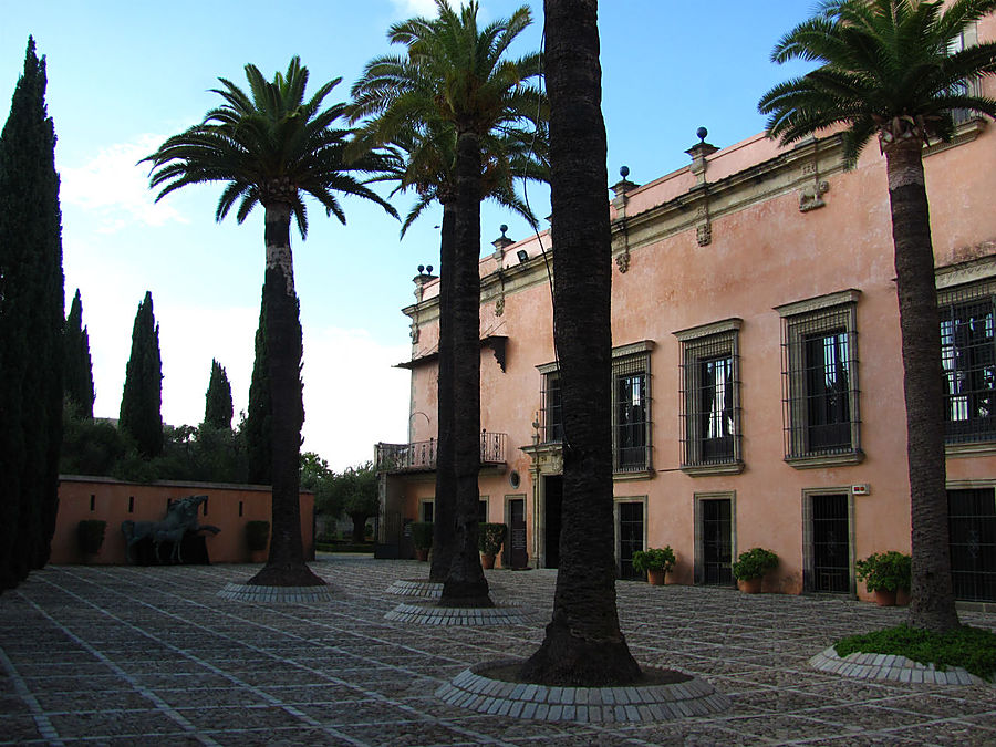 Попадаем во внутренний дворик. С одной стороны местный Алькасар (дворец)... Херес-де-ла-Фронтера, Испания