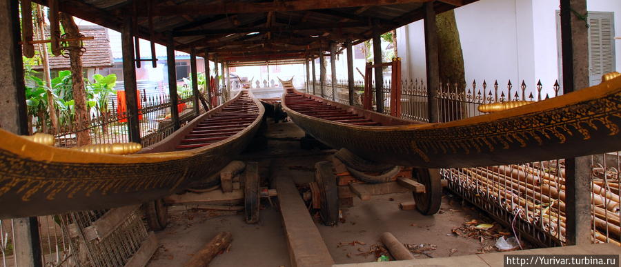 На таких лодках лаосцы постоянно устраивают соревнования Луанг-Прабанг, Лаос