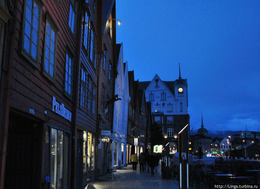 Знаменитая Ганзейская набережная в сгущающихся сумерках Берген, Норвегия