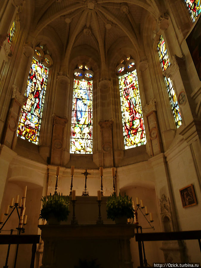 Капелла. Витражи Макса Ингранда (1954), оригиналы разрушены в 1944 году при бомбардировке. Капелла. Витражи Макса Ингранда (1954), оригиналы разрушены в 1944 году при бомбардировке.