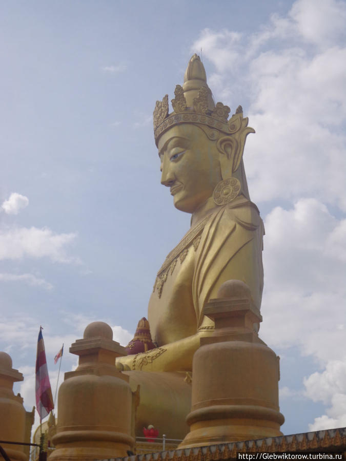 Большой сидячий Будда   по пути к автовокзалу Янгон, Мьянма