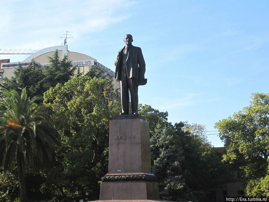 Ленин в сквере у Художественного музея Сочи, Россия
