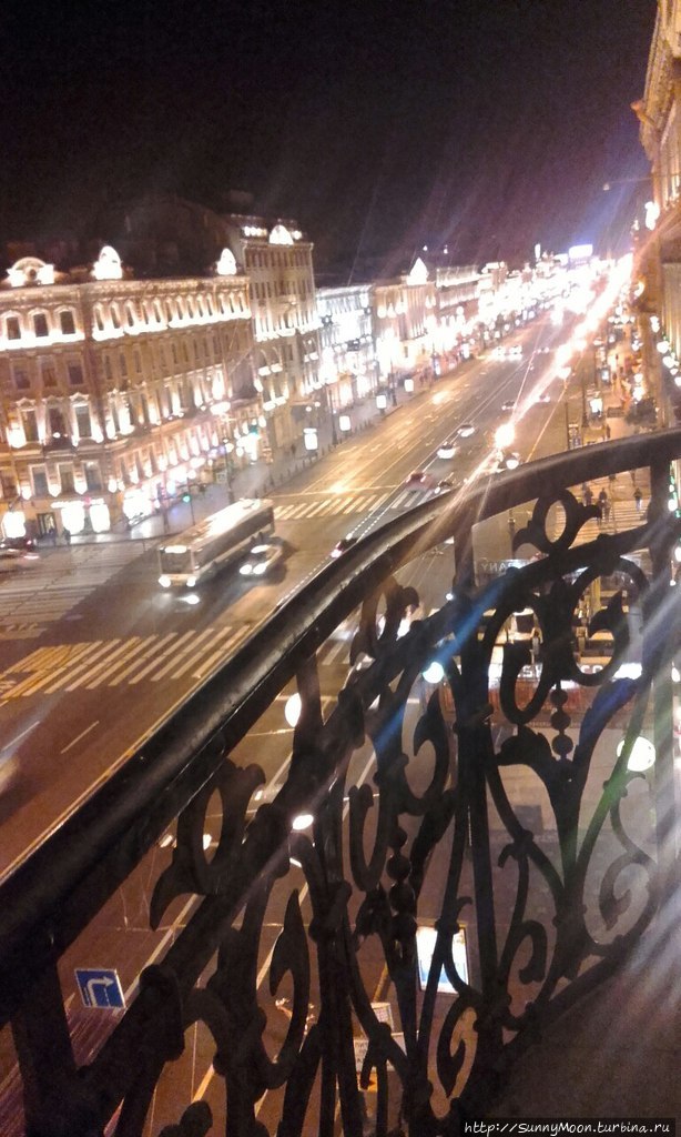 Ночной Невский с балкона нашего номера