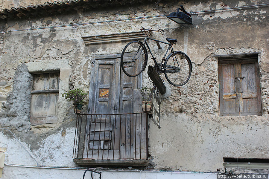 Необычное применение старому велосипеду. Тропеа, Италия