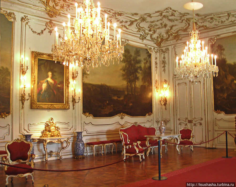 Розовы покои — анфилада из трех комнат, названная так по имени художника, выполнившего пейзажи, вставленные в отделку стен. Розовы покои — анфилада из трех комнат, названная так по имени художника, выполнившего пейзажи, вставленные в отделку стен.