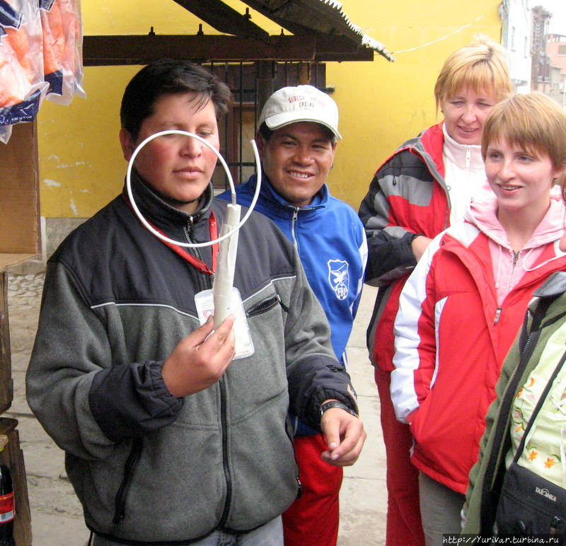 Наш гид Педро рассказывает как нужно пользоваться шашкой динамита для подрыва чего-либо Потоси, Боливия