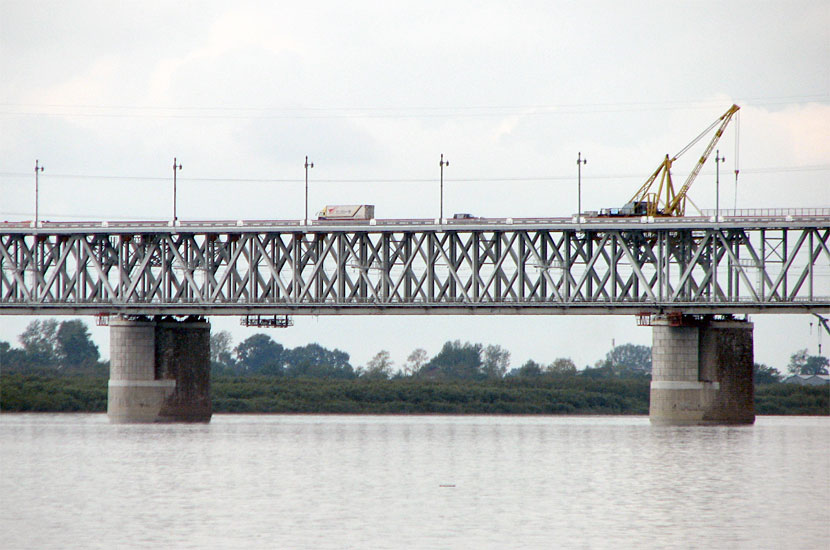 Мост через Амур. Сверху едут машины, а поезда идут внутри Хабаровск, Россия