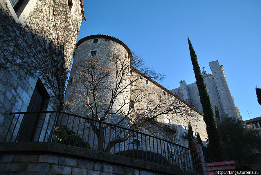 С этой точки видно, что колокольня украшена флюгером с бронзовым ангелом... С этой точки видно, что колокольня украшена флюгером с бронзовым ангелом...