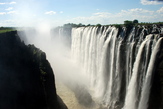 Водопад Виктория на Замбийской стороне.В декабре-марте водопад всегда полноводен