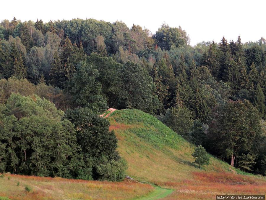 Не полые холмы... зеленые курганы Кярнаве Кярнаве, Литва
