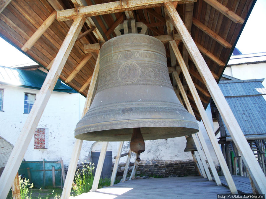 колокол снятые на время реставрационных работ Соловецкие острова, Россия