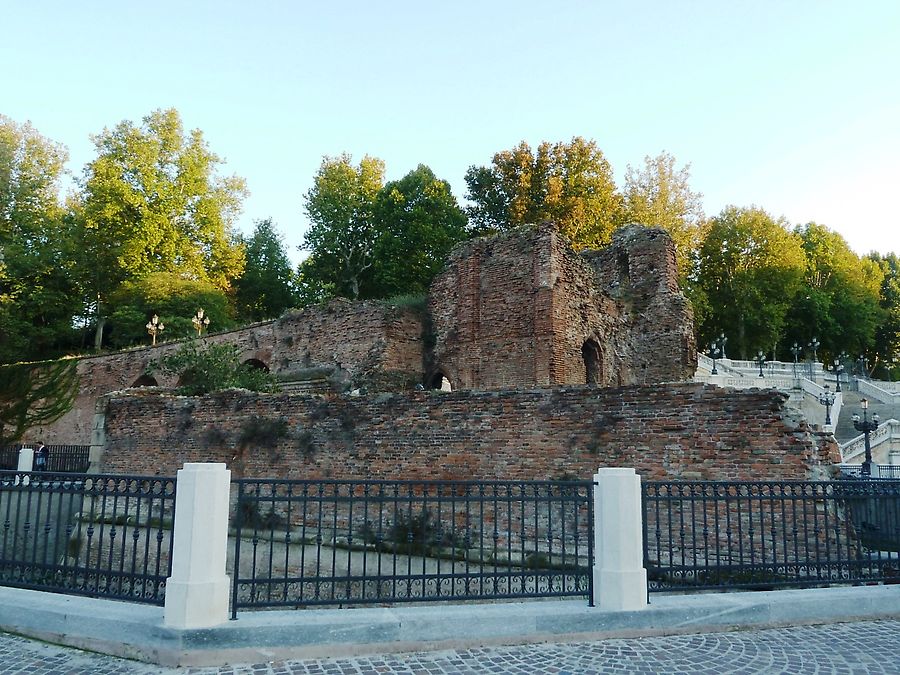 Руины Папской цитадели Руины Папской цитадели