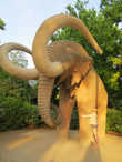 Вот такая внушительная фигура мамонта украшает парк. Как же не сфотографироваться рядом.