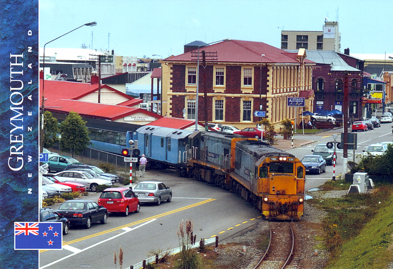 Вокзал Греймута. Поезд Tranzalpine отправляется в обратный путь Греймаус, Новая Зеландия