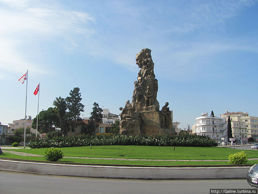 Внушительный памятник турецким освободителям в старом центре города Фамагуста, Турецкая Республика Северного Кипра