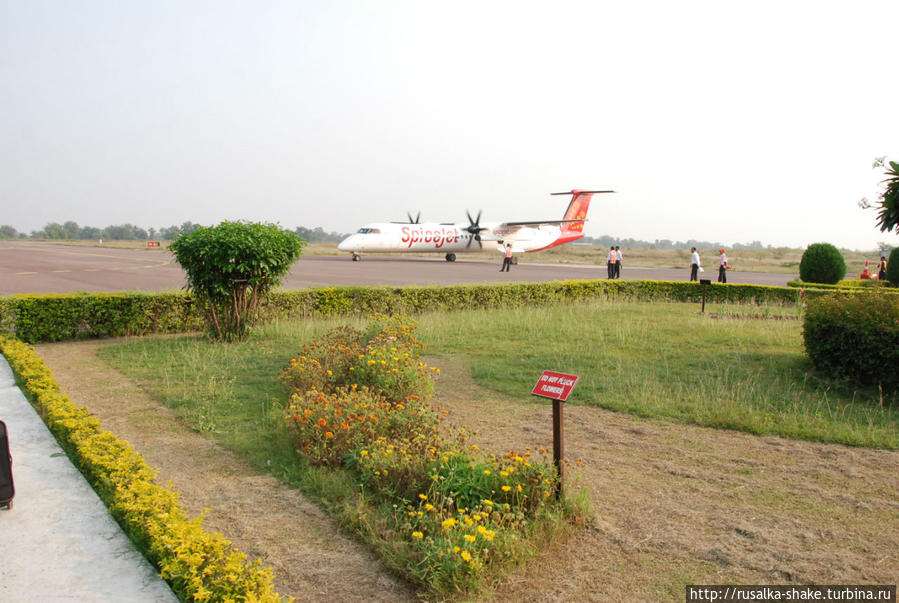 Небольшой аэропорт с неудобным подъездом Каджурахо, Индия