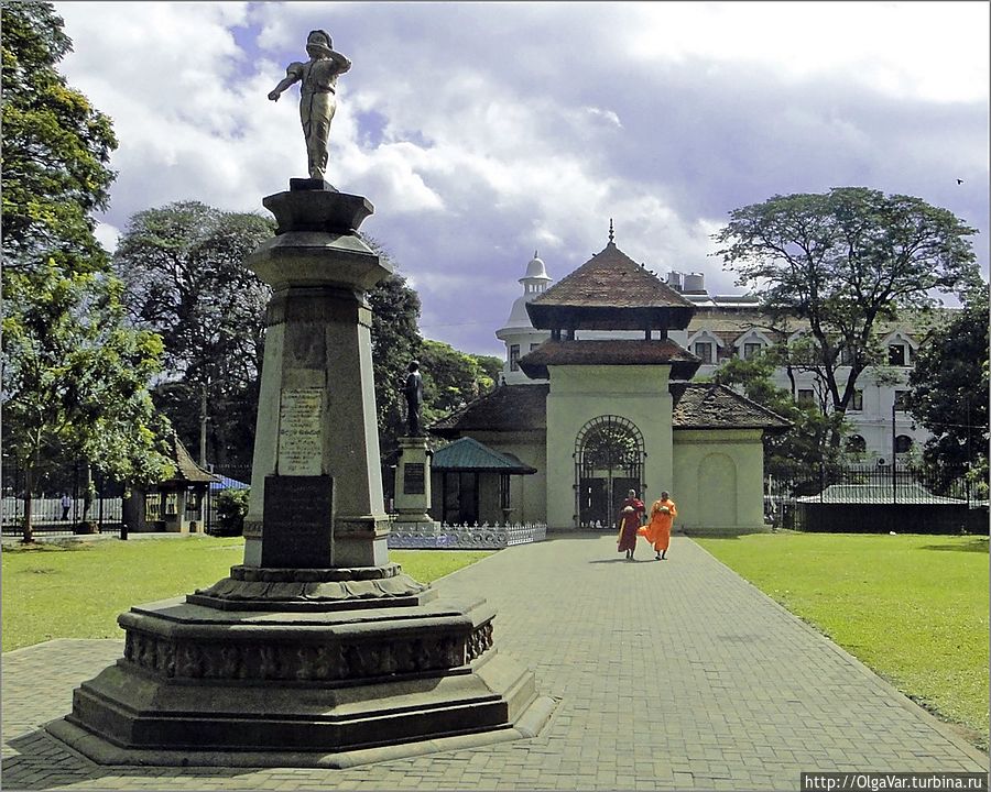 *Чудные памятники парка — на этом увековечен маленький ланкиец, казненный жестокими колонизаторами. На дальнем плане — два монаха с подношениями в виде цветов направляются поклониться зубу *Чудные памятники парка — на этом увековечен маленький ланкиец, казненный жестокими колонизаторами. На дальнем плане — два монаха с подношениями в виде цветов направляются поклониться зубу