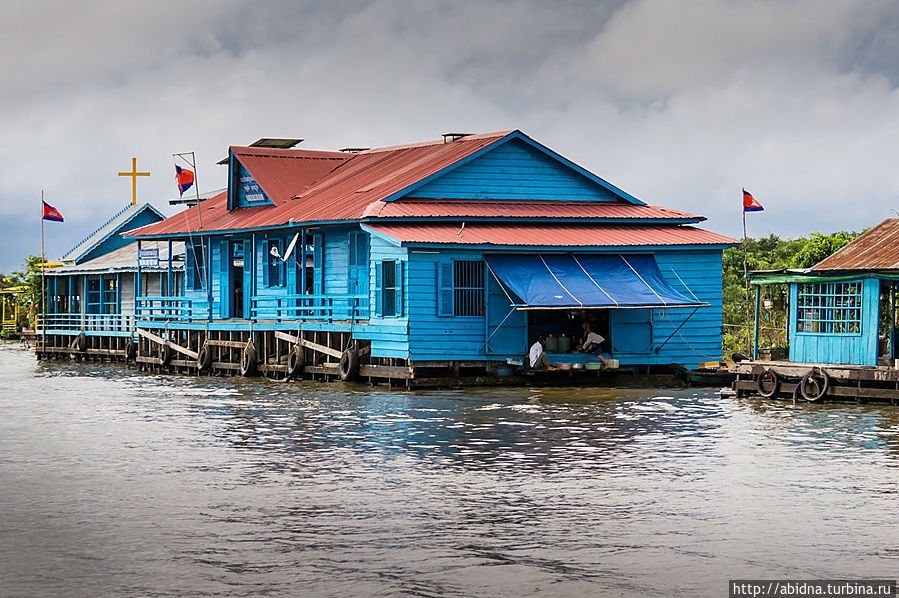 Здесь есть даже церковь Здесь есть даже церковь