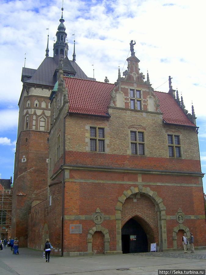 Предворотный комплекс улицы Długa. Построен в XIV в. в готическом стиле. Сегодня в этом здании располагается музей янтаря. Гданьск, Польша
