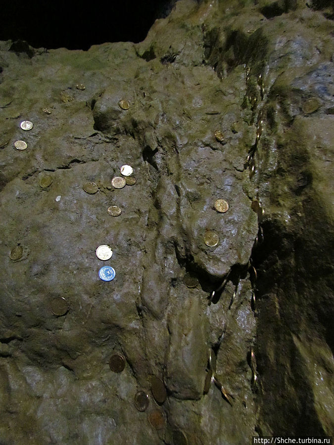 если монету на некоторое время придавить в стенке, она влипает в стену на долго Геша, Болгария