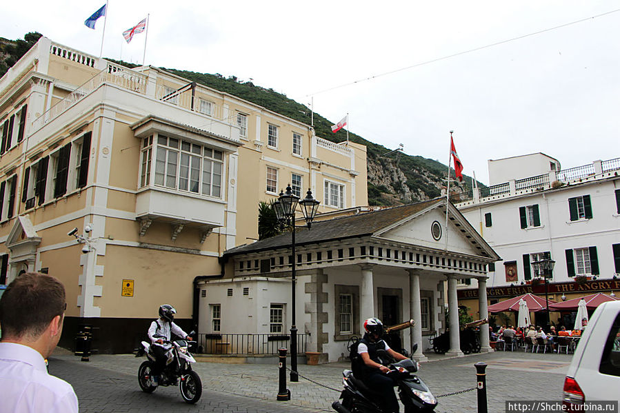 а тут маленькая площадка, где напротив друг друга находятсяThe royal gibraltar regiment (Королевский полк Гибралтара)... Гибралтар город, Гибралтар