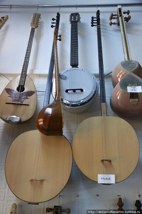 Здесь интересная подборка инструментов.
В верхнем ряду слева направо: бузуки, иранский сетар (тот, что боком висит), турецкое банджо джумбуш (cümbüş), иранский тар.
В нижнем ряду два турецких танбура (tanbur). Стамбул, Турция