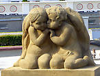 Скульптуры, украшающие фонтан перед зданием курортной водолечебницы