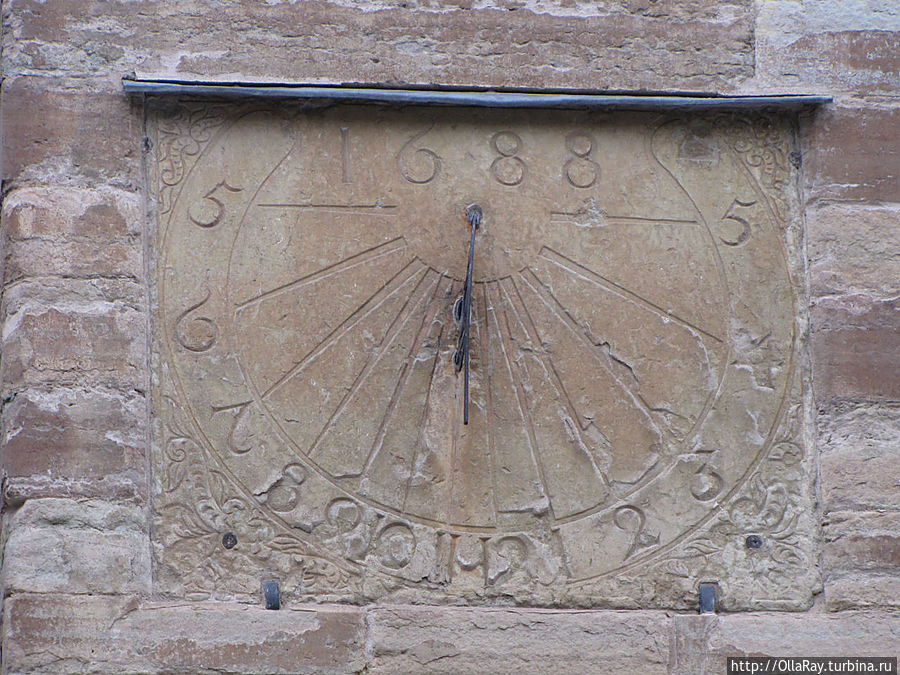 Ещё одни солнечные часы, теперь уже на стене собора. Ещё одни солнечные часы, теперь уже на стене собора.