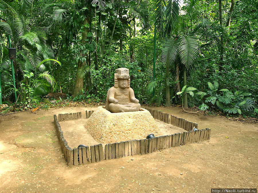Скульптура правителя, сидящего со скрещенными ногами. Вильяэрмоса, Мексика