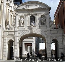 Храмовые ворота на площади Патерностер в 2005 году Лондон, Великобритания
