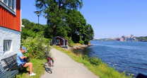 Велосипедно-пешеходная дорожка огибает весь остров Юргорден