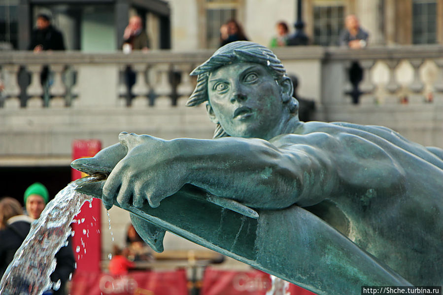 Фонтаны на Трафальгарской площади Лондон, Великобритания Фонтаны на Трафальгарской площади Лондон, Великобритания