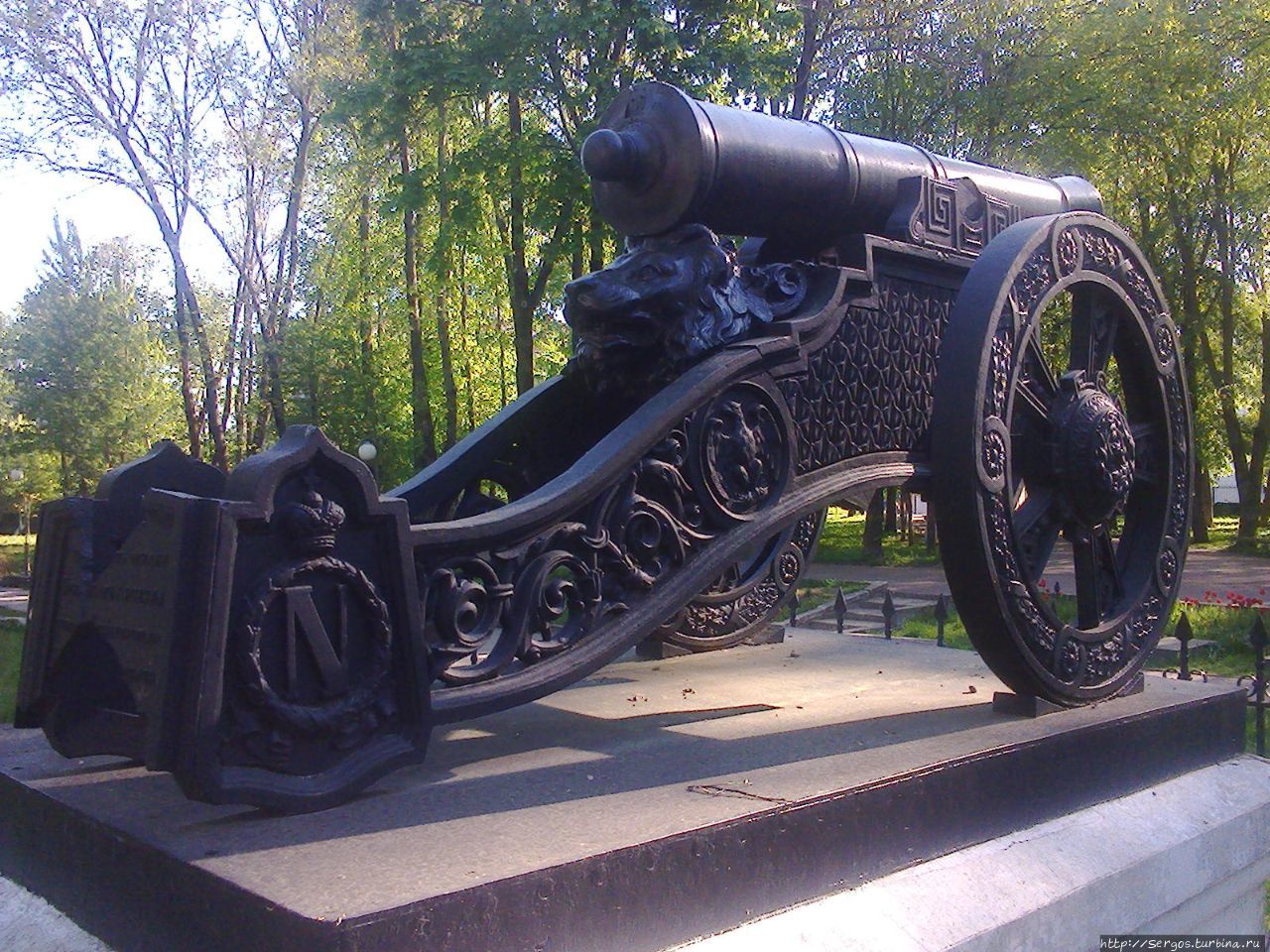 наполеоновское орудие является трофеем и украшением Лопатинского сада Смоленск, Россия