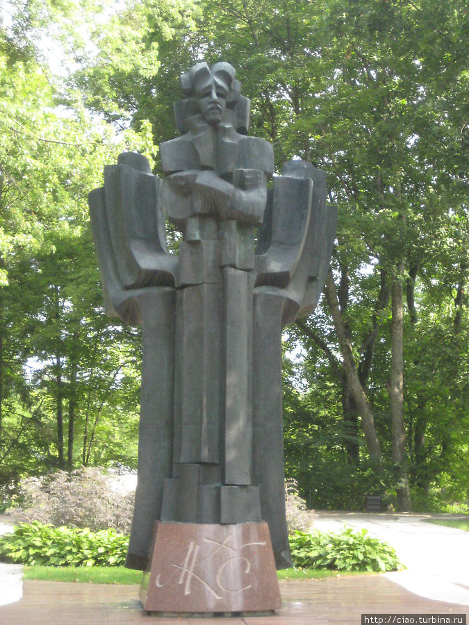 А этот памятник стоит в парке. Друскининкай, Литва