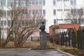 памятник Голубкиной во дворе дома