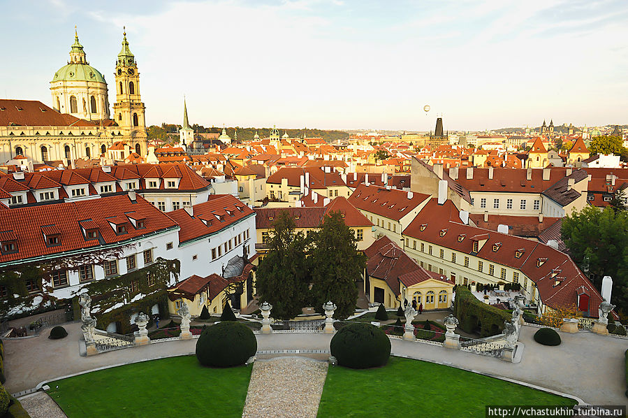 Вид на Пражские крыши от Вртобского сада. Вид на Пражские крыши от Вртобского сада.