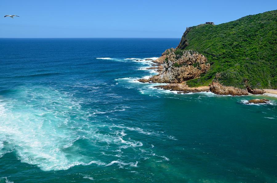 Волны разбиваются о камни Найзна, ЮАР