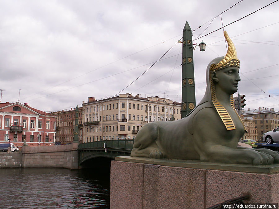 Египетский мост соединяет между собой Коломенский и Безымянный острова Санкт-Петербург, Россия