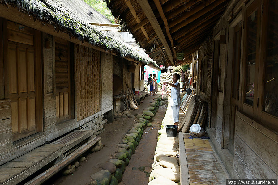 На улочках — жизнь кипит... На улочках — жизнь кипит...