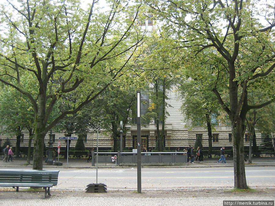 За деревьями здание Российского посольства Берлин, Германия
