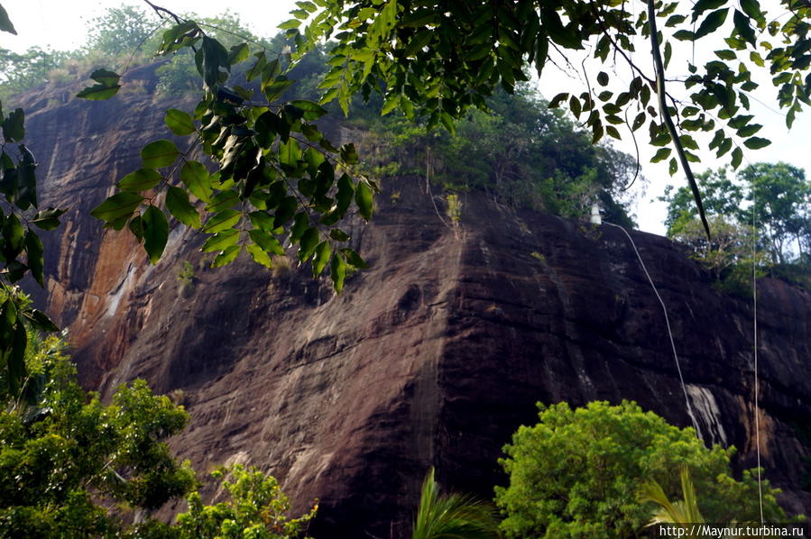 Пещерный  храмовый  комплекс  Мулкиригала... Тангалла, Шри-Ланка